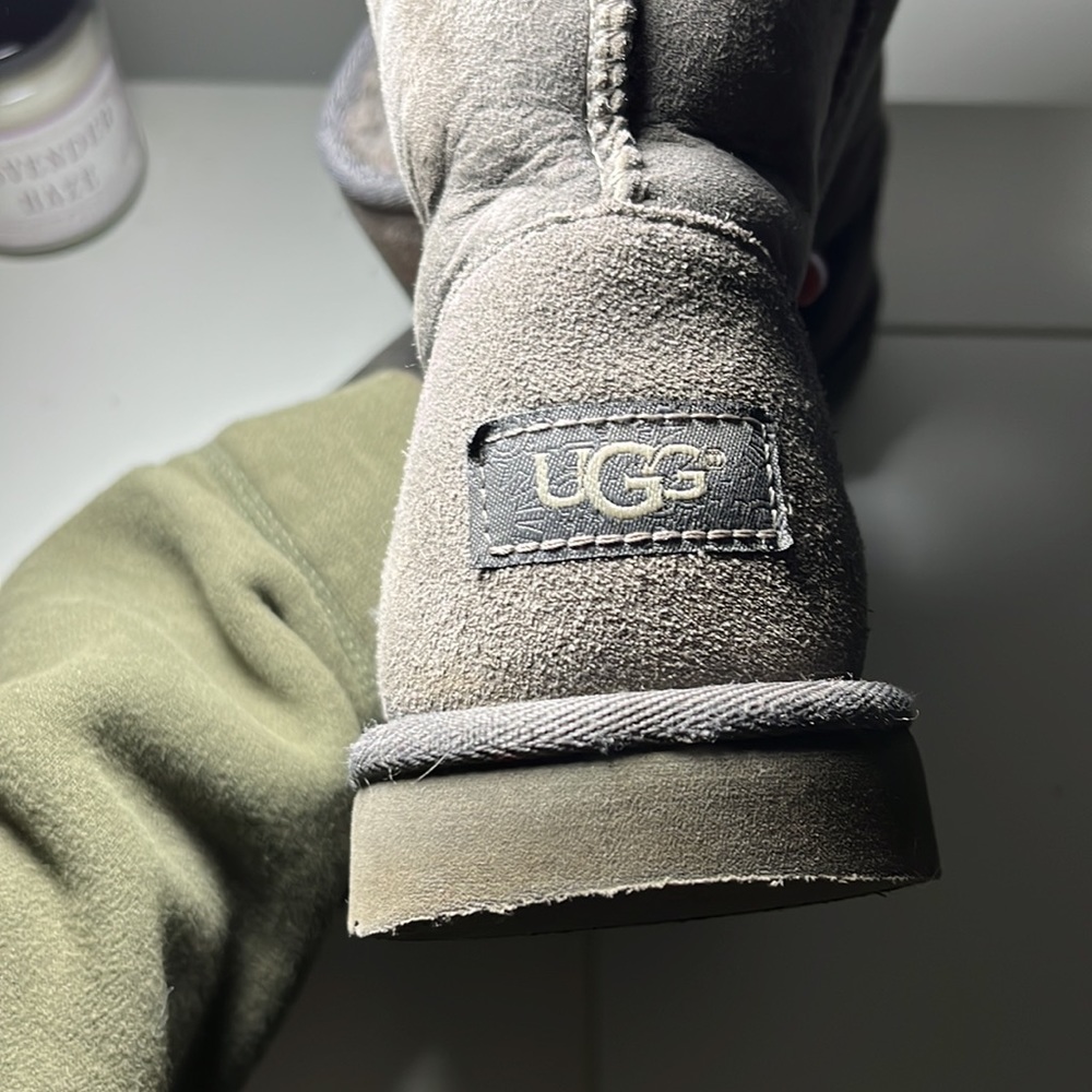 UGGS - Picture 2 of 6